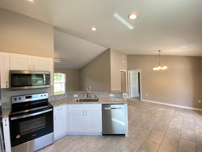 Building Photo - Desirable SE Ocala Neighborhood 3/2/2 *WON'T LAST*