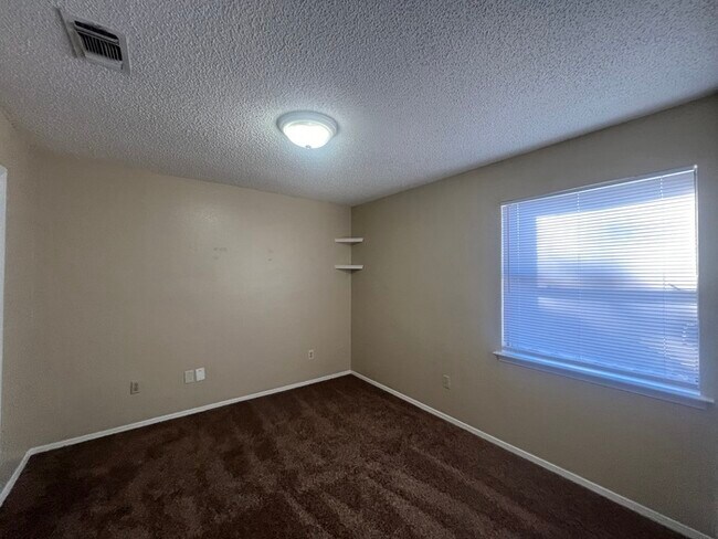 Building Photo - Arlington 2 bedroom Townhome with garage and yard! Must see! Schedule tour today!