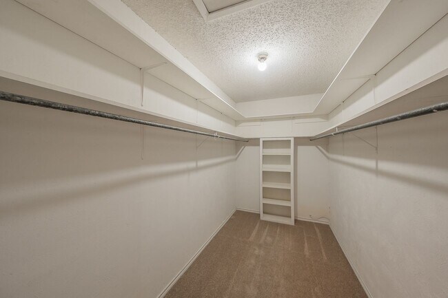 Building Photo - Amazing Townhome