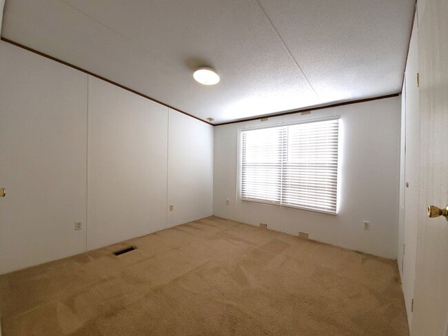 Building Photo - Spacious 4 bedroom with 3 FULL bathrooms n...