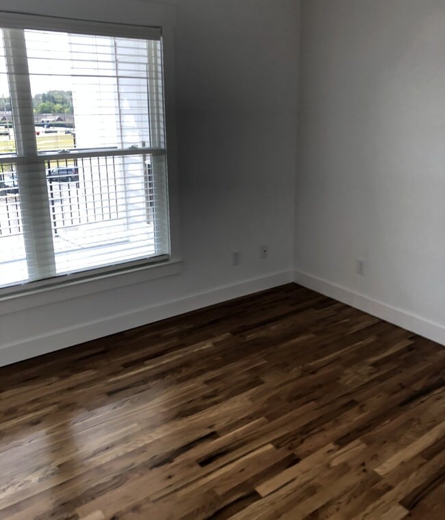 Building Photo - Contemporary 2BD 2.5 BA  3 Story Townhome with a View!