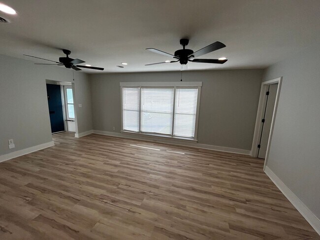 Building Photo - 4Bed/3Bath Renovated Student friendly housing