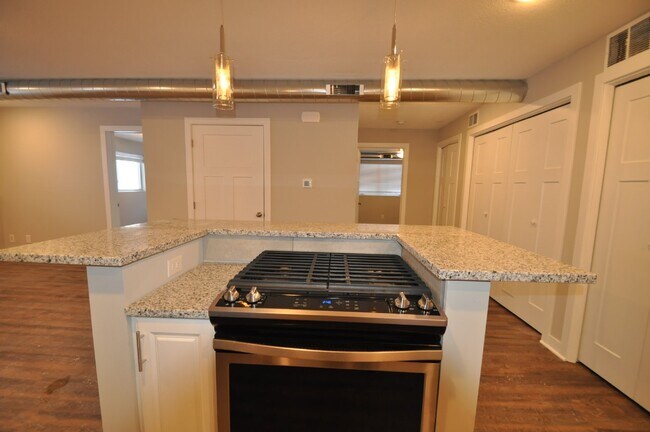 Building Photo - Newer Garden-Level 2Bed, 1Bath Apartment i...