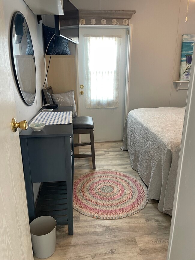 Building Photo - 16300 Pine Ridge Rd