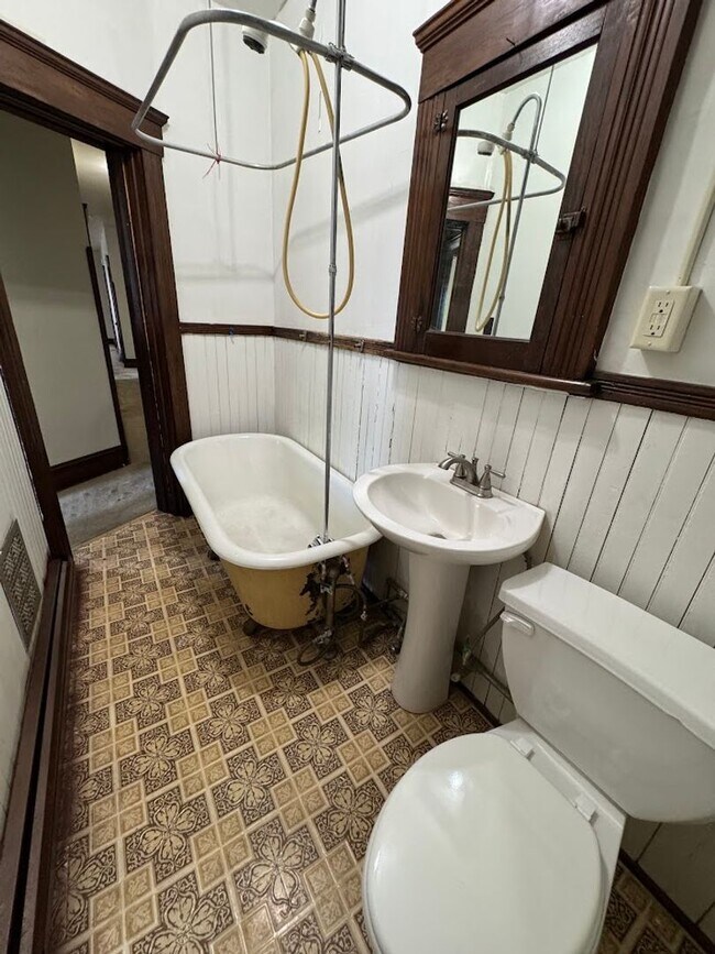 Building Photo - 2 bedroom available in Kingston!