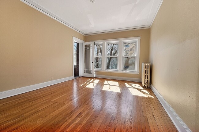 Building Photo - Large 3-bed/1-bath Apartment in the Heart of Rogers Park!