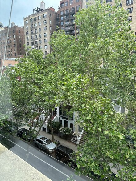 Building Photo - 112 W 78th St