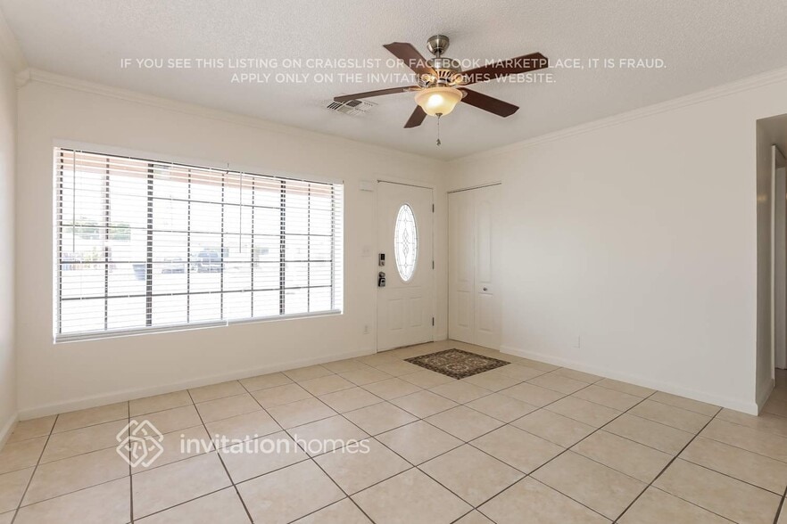 Building Photo - 907 N Wedgewood Dr