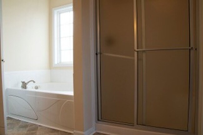 Building Photo - 514 Winding Bluff Way