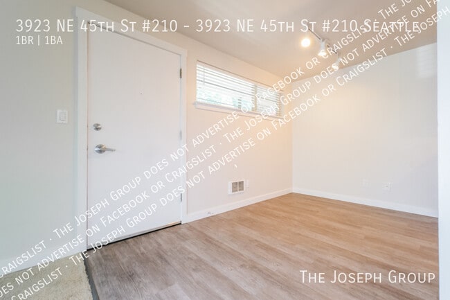 Building Photo - 3923 NE 45th St
