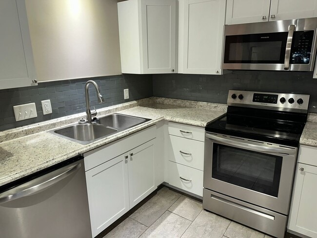 Building Photo - Beautiful 2 Bedroom Belmont Bungalow