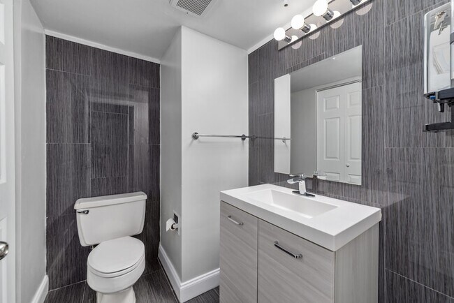 Building Photo - 5150 Hidalgo St