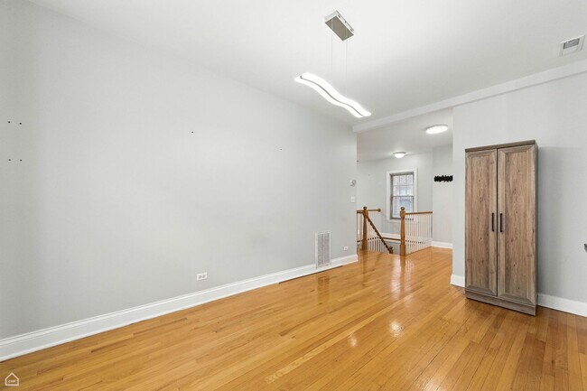 Building Photo - 2611 W Rosemont Ave