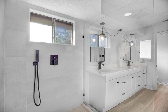 Building Photo - 9427 Braeburn Glen St