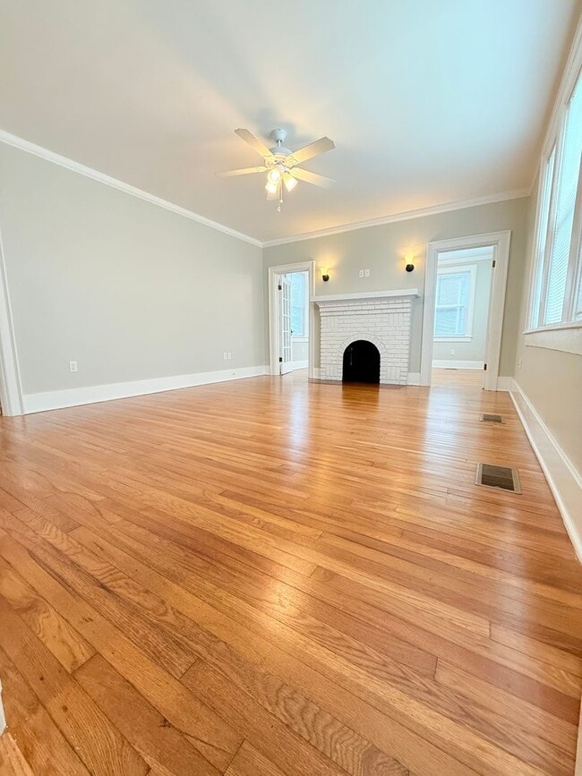 Building Photo - Spacious 2BR/1BA downstairs apartment in 2...