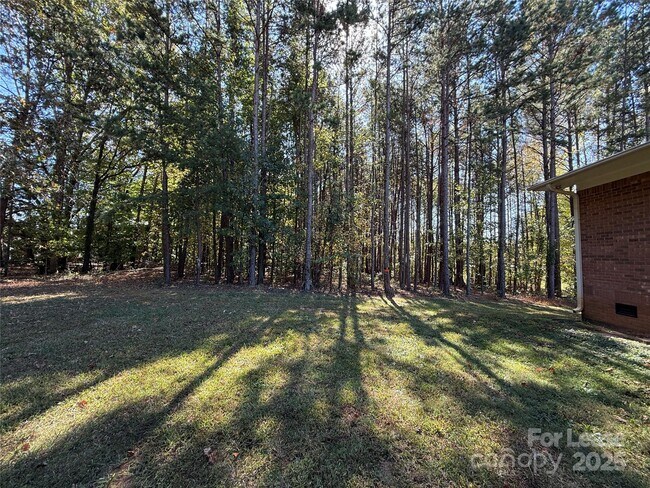 Building Photo - 925 Perth Rd