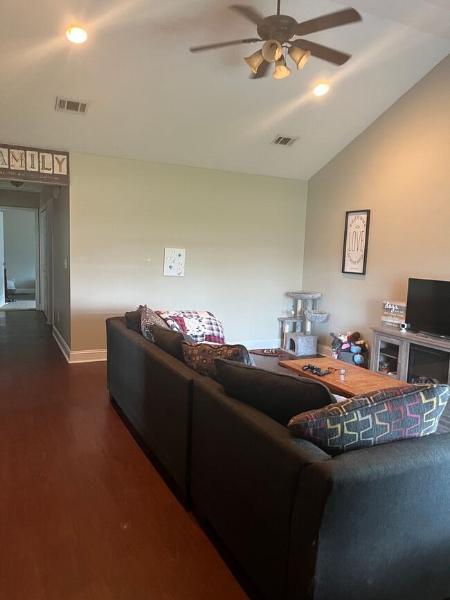 Building Photo - FOR RENT 3 Bed 2 bath Pet friendly home