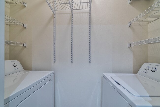 Building Photo - Beautiful 2 Bed 2 Bath Condo Beautiful Com...
