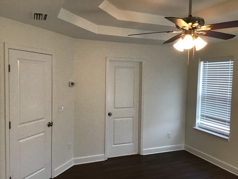 Building Photo - 31 Hiller Ln