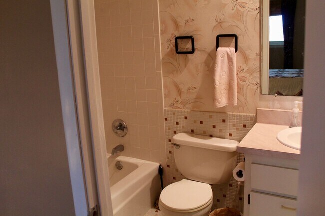 Building Photo - 715 S Beach St