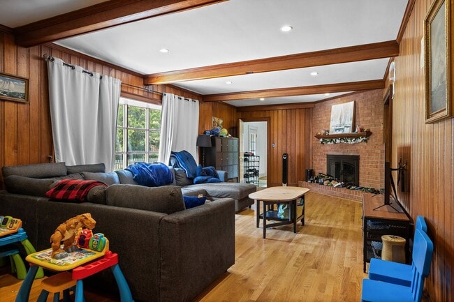 Building Photo - Beautiful brick home on a 1-acre lakefront...