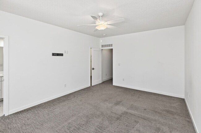 Building Photo - LUXURY TOWNHOME!! 3 Bedroom, 2.5 Bathroom Townhome in Des Moines!