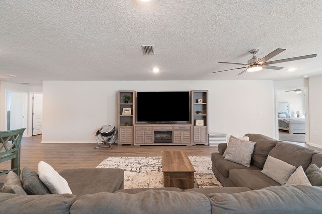 Building Photo - Gorgeous and Spacious 5/3 Home with Commun...