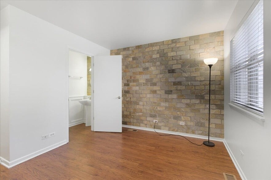 Building Photo - 4530 S Woodlawn Ave