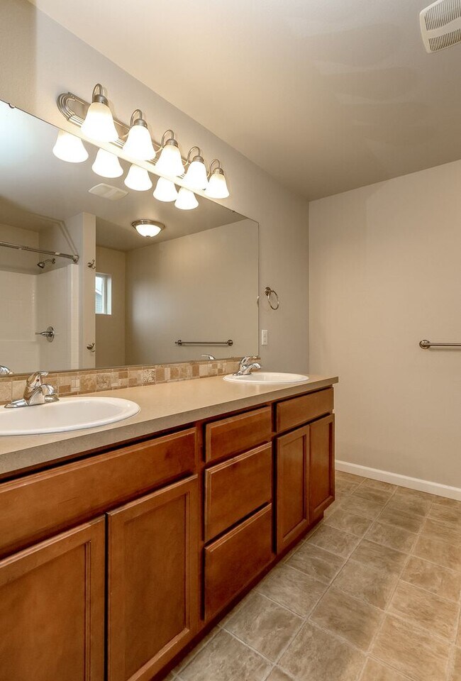 Building Photo - Beautiful Lacey Home with new paint and carpet in Popular Edgewater Community