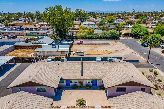 Building Photo - Renovated open floorplan