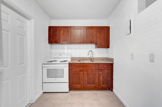 Building Photo - 710 SE 4th Ave