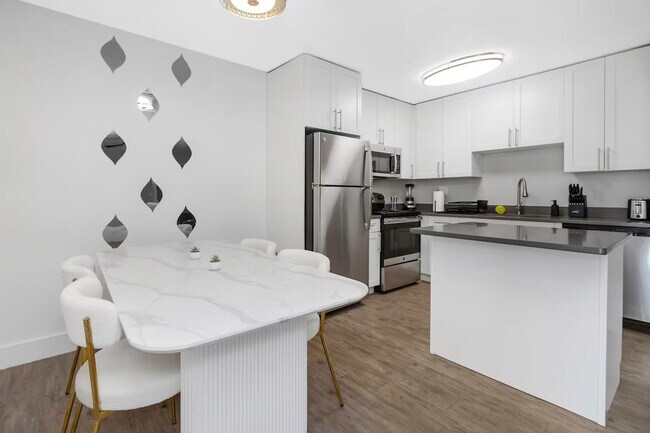 Building Photo - 4401 W Kennedy Blvd