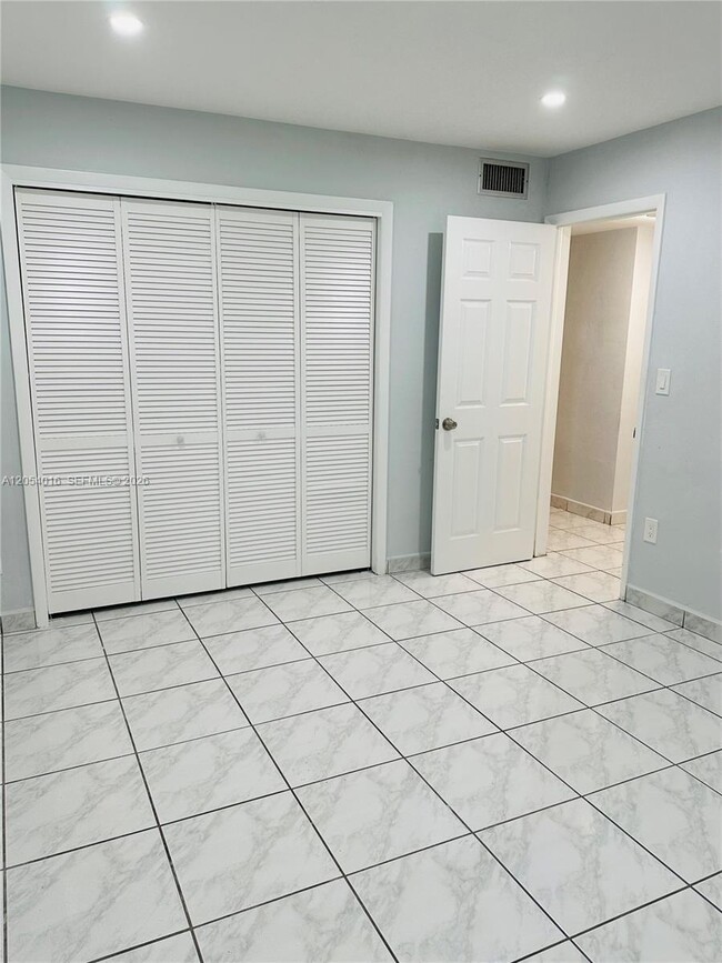 Building Photo - 9354 SW 77th Ave