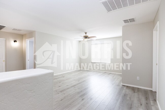 Building Photo - 1553 E Alba Dr