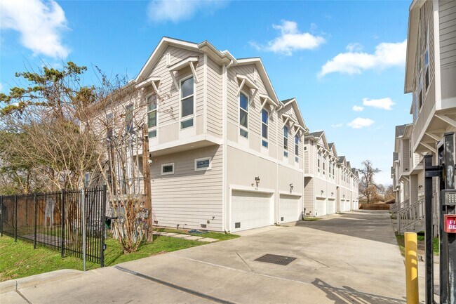 Building Photo - 5610 Patrick St