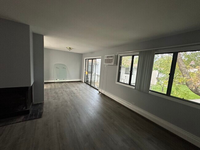 Building Photo - 2500 Bayside Dr