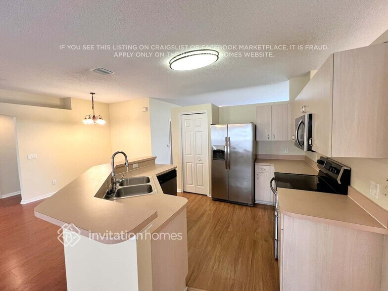 Building Photo - 102 NW Carmelite St