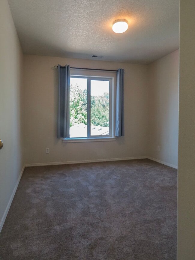 Building Photo - Aloha 3 Bedroom 2.5 Bath  Townhome Available Now ****