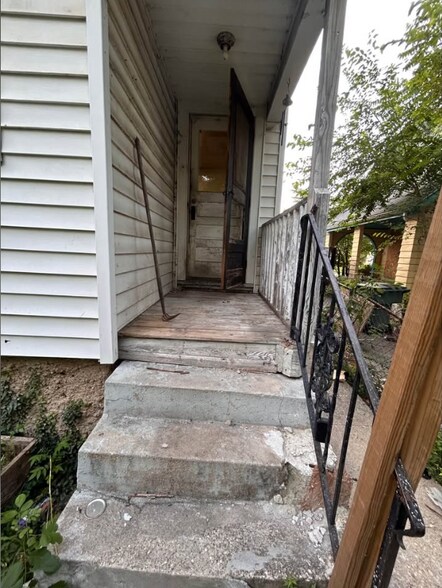 Building Photo - 466 Allwen Dr