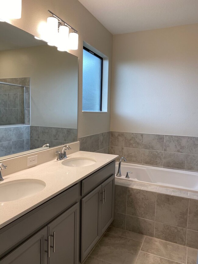 Building Photo - 3 BED 2.5 BATH TOWNHOME IN THE VISTAS AT C...