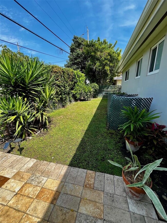 Building Photo - 411 Alesio Ave