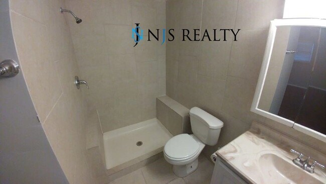 Building Photo - BEAUTIFUL 3/2/2 1400 Sq. Ft. with HUGE yar...