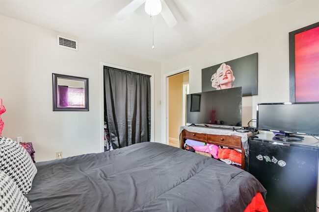 Building Photo - 222 Linda St