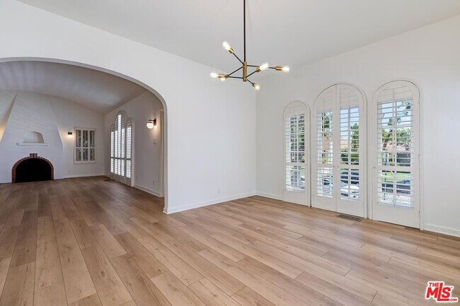 Building Photo - 119 N Almont Dr