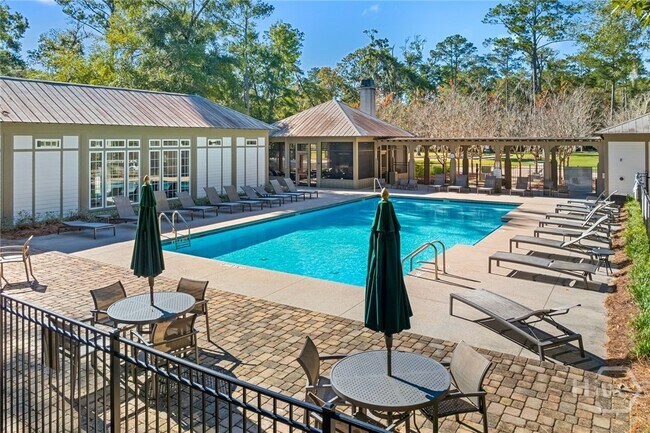 Building Photo - 241 Ridgewood Park Dr S