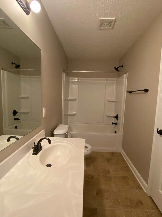 Building Photo - 6750 Woodcrest Dr