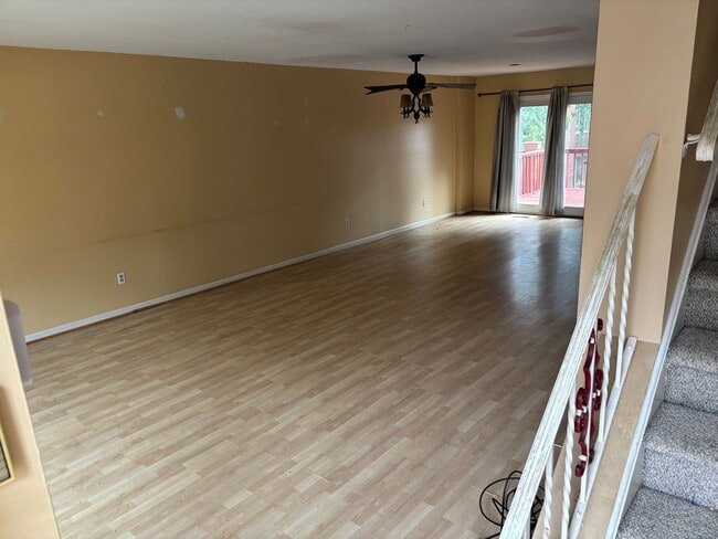 Building Photo - **NEW CARPETING** Abbey Lane Townhome 3 Beds 3 Baths!!
