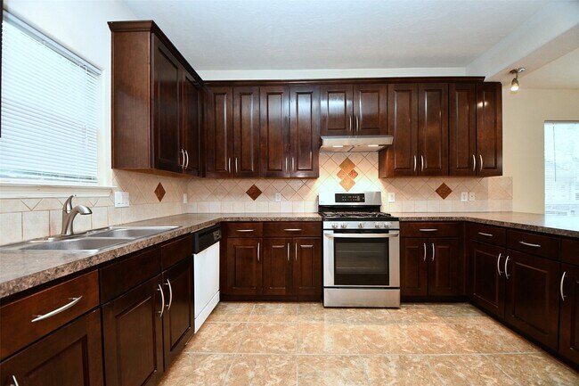 Building Photo - 5211 Holly View Dr