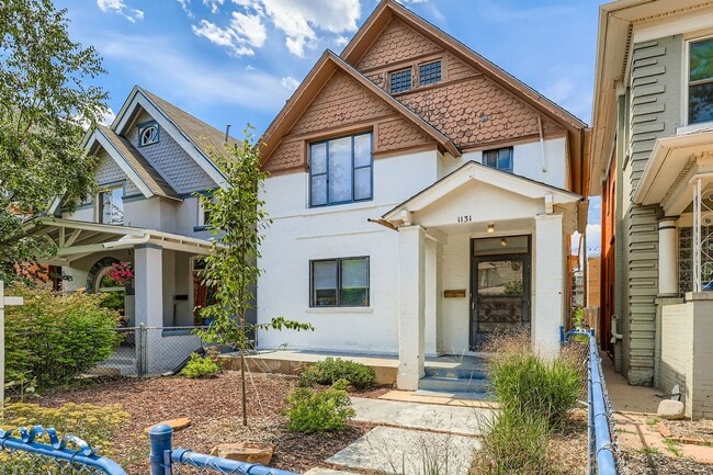 Building Photo - Charming Upper-Level 2 bed 1 bath Unit in ...