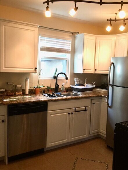 Stainless Steel appliances in Kitchen - 1968 El Molino Ave